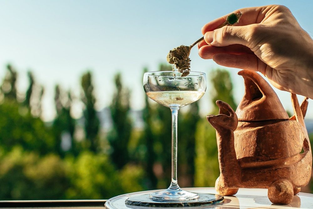 une verre de nettoyer l'eau et une verre paille pour en buvant sur