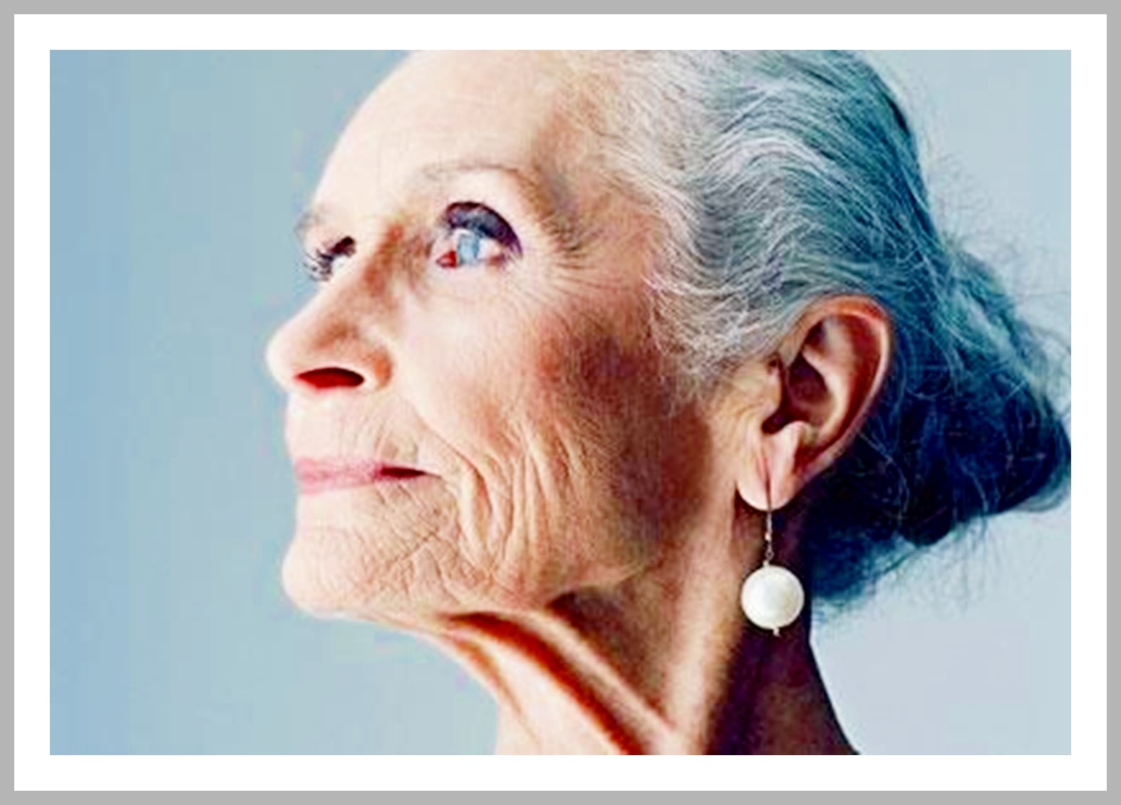 дженнифер уиллис седые волосы. меланина от седых волос. старик с телефоном в руках. синди джозеф возрастная модель. очаговая седина.