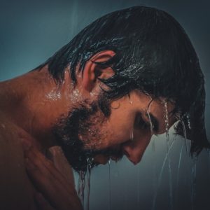 Faut-il vraiment se doucher tous les jours ?